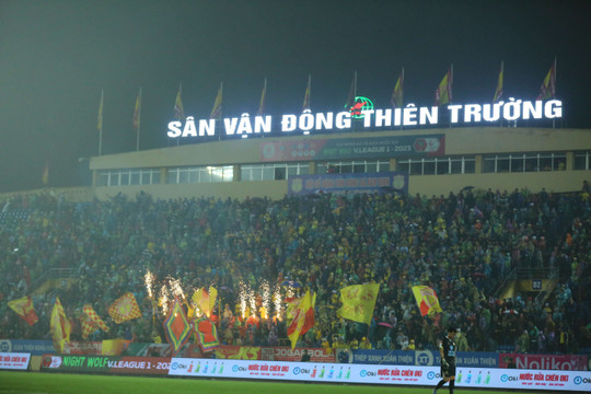 Chùm ảnh: Nam Định đánh bại SLNA chiếm ngôi đầu V-League 2023