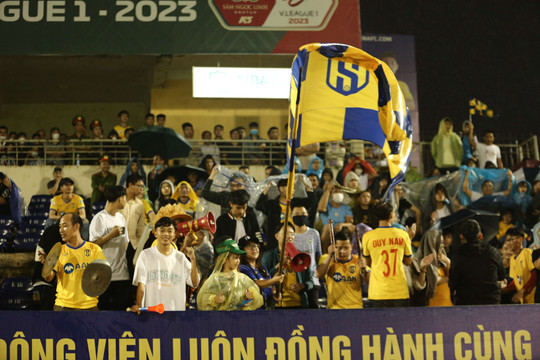 Cổ động viên đội mưa ''tiếp lửa'' Sông Lam Nghệ An thắng trận đầu tiên V-League 2023