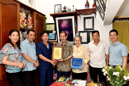 Lãnh đạo Hội Nghệ sĩ Nhiếp ảnh Việt Nam thăm và tặng Bằng vinh danh hội viên trên 40 năm tuổi Hội cho Nghệ sĩ Nhiếp ảnh Trần Sơn.