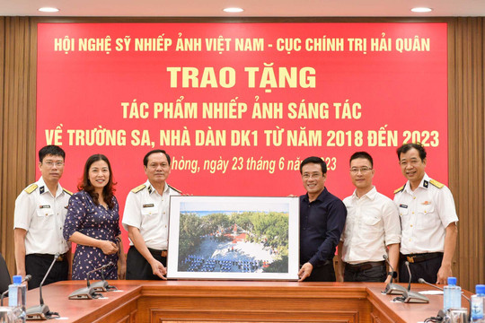 Hội Nghệ sĩ Nhiếp ảnh Việt Nam trao tặng Cục Chính trị Hải quân bộ ảnh về Trường Sa, Nhà giàn DK1