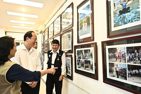 Đồng chí Nguyễn Hồ Hải, Phó Bí thư Thành uỷ TP. HCM thăm quan triển lãm "Tuổi trẻ với Trường Sa"