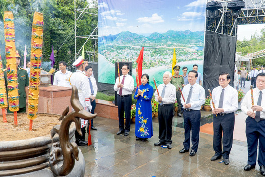 [Ảnh] Chủ tịch nước dâng hương tưởng niệm các anh hùng liệt sĩ tại Côn Đảo