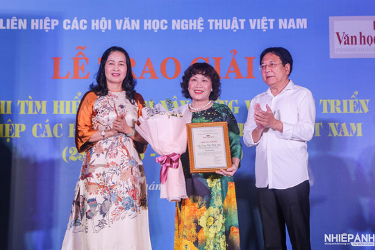 Phóng viên Tạp chí Nhiếp ảnh và Đời sống đoạt Giải thưởng Ấn tượng Cuộc thi Tìm hiểu 75 năm Liên hiệp các Hội Văn học nghệ thuật Việt Nam