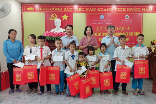 Hà Tĩnh: Trao 150 suất quà cho trẻ đặc biệt khó khăn