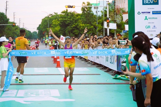 Trao giải chạy Nông thôn Việt Marathon - Nghệ An 2023: Cùng Faith về miền Ví, Giặm