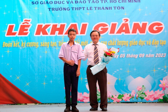Học sinh, giáo viên trường trung học phổ thông Lê Thánh Tôn (quận 7, TP.HCM) rộn ràng khai giảng khai giảng năm học mới