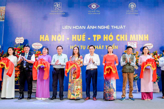 Khai mạc Triển lãm ảnh "Hà Nội - Huế - TP Hồ Chí Minh: Hội tụ và phát triển"