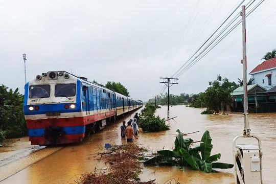 Đường sắt Bắc - Nam lưu thông trở lại sau 2 ngày dừng do mưa lũ