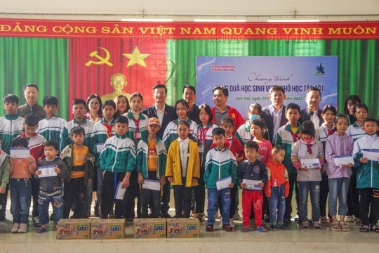 Tân Hiệp Phát trao quà cho học sinh nghèo vượt khó tại Hà Nam