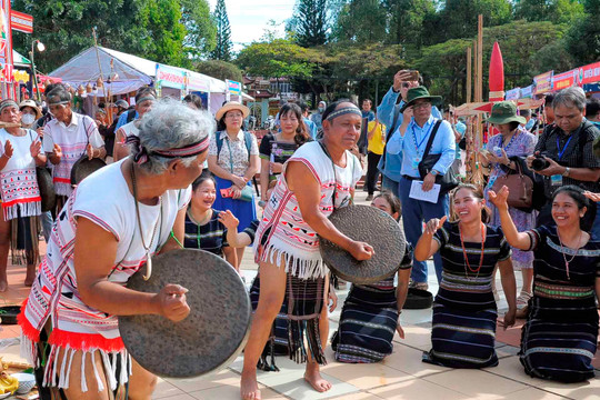 Khai mạc Ngày Hội Văn hóa các dân tộc Tây Nguyên lần thứ nhất tại Kon Tum