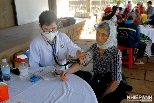 Khám, chữa bệnh miễn phí cho người nghèo tại Kon Tum