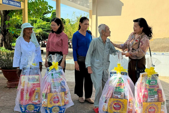 Đại biểu Quốc hội Trần Thị Thu Đông tặng hàng trăm suất quà Tết cho gia đình chính sách và hộ nghèo tại tỉnh Bạc Liêu