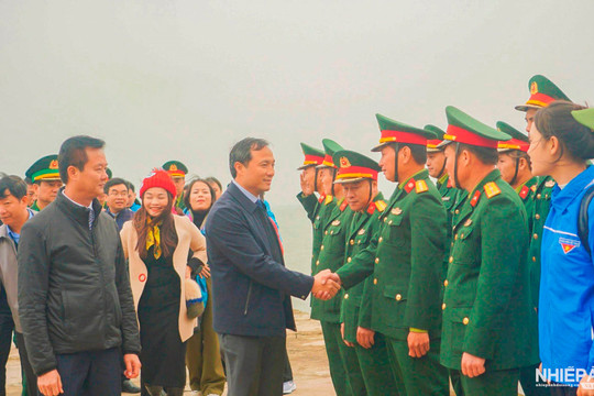 Lãnh đạo tỉnh Hà Tĩnh thăm và chúc Tết động viên chiến sỹ đang làm nhiệm vụ tại đảo Sơn Dương