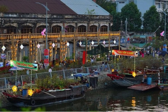 TP.HCM: Chợ hoa Xuân “Trên bến dưới thuyền” thu hút hàng vạn người dân trong ngày đầu khai mạc