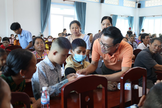 Quỹ Vì Trẻ em khuyết tật Việt Nam trao quà Tết cho 178 trẻ em khuyết tật, mồ côi tại Bạc Liêu