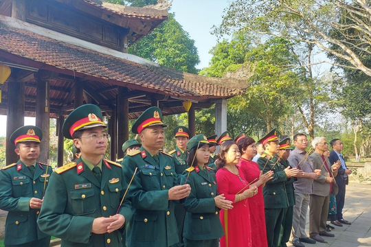Hội Châm cứu tỉnh Nghệ An và Bệnh viện Quân y 4 dâng hương Đại danh y Lê Hữu Trác