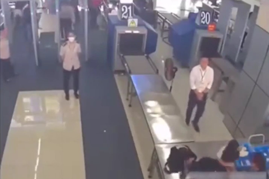 Nhân viên an ninh sân bay phản ứng cực nhanh, cứu em bé thoát nguy hiểm