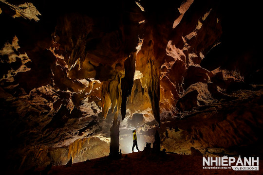 Choáng ngợp trước vẻ đẹp huyền bí của hang Va - hang động triệu năm ở Quảng Bình