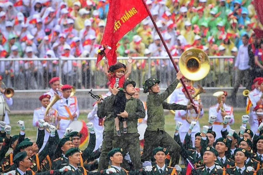 Bức ảnh đầy xúc động chụp Đại lễ Kỷ niệm 70 năm Chiến thắng Điện Biên Phủ được chia sẻ nhiều nhất mạng xã hội