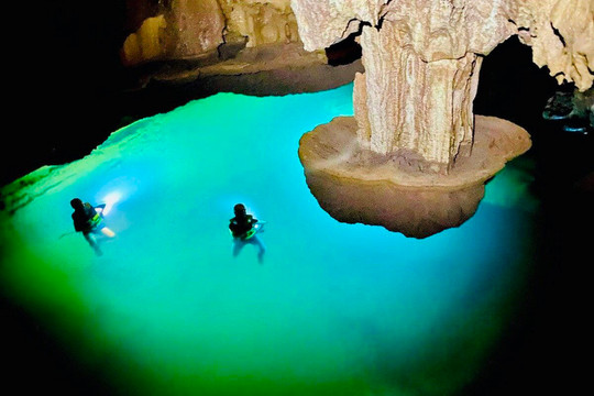 Vẻ đẹp hồ nước trên vách hang động ở Phong Nha - Kẻ Bàng mới được phát hiện