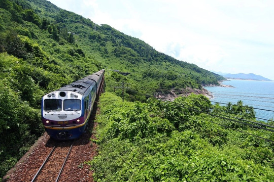 Giá vé máy bay tăng cao, tàu hỏa trở thành lựa chọn thay thế ưa thích cho du lịch tại Việt Nam