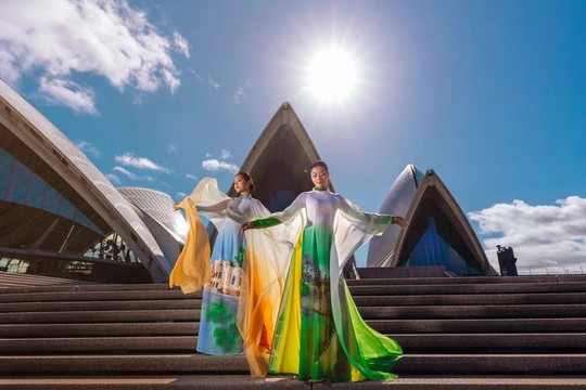 Áo dài lụa nhuộm ombre của nhà thiết kế Trung Đinh gây sốt tại Úc