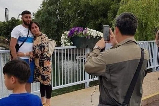 Thủ tướng Hun Manet chụp ảnh cho du khách nước ngoài, được khen 'nhiếp ảnh gia có tâm'
