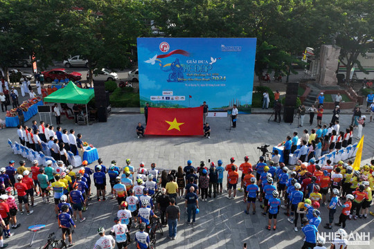 Khai mạc giải đua xe đạp "Điểm đến hòa bình" tại Quảng Trị