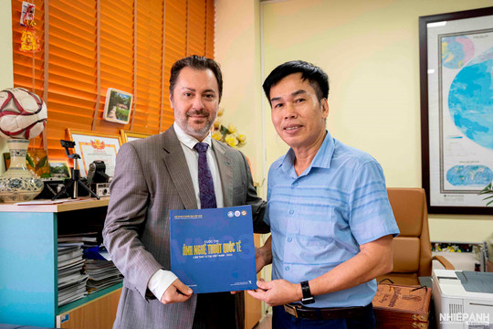 Đại sứ đặc mệnh toàn quyền Pakistan đến thăm và làm việc với Hội Nghệ sĩ Nhiếp ảnh Việt Nam
