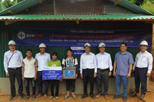 Công ty Điện lực Kon Tum trao 5 nhà tình nghĩa cho các hộ nghèo