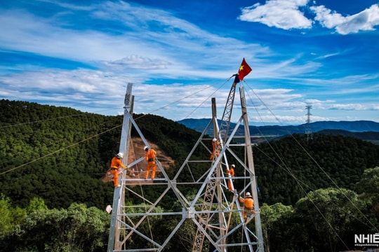 Ngành Điện lực Kon Tum khen thưởng các tập thể, cá nhân tham gia xây dựng đường dây 500 kV mạch 3