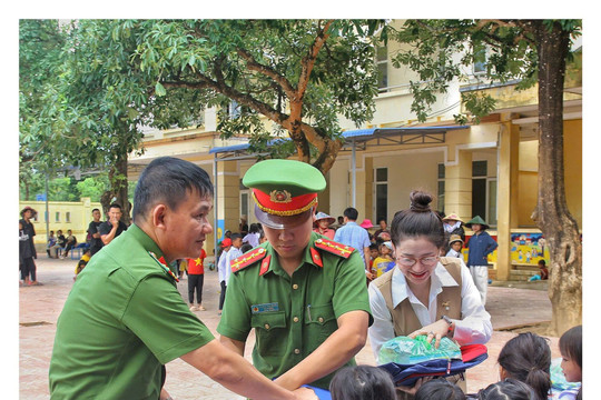 Phòng PC 07, quỹ Nhân Minh tiếp sức đến trường cho các em học sinh xã Ba Tầng, huyện Hướng Hóa, Quảng Trị 