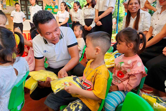 Câu lạc bộ Phóng viên thường trú Quảng Trị trao quà thiện nguyện cho Trường mầm non Hướng Phùng