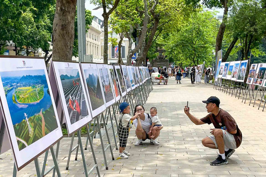 Triển ảnh nghệ thuật 'EVN - 70 năm đổi mới cùng đất nước' tại phố đi bộ Hồ Gươm