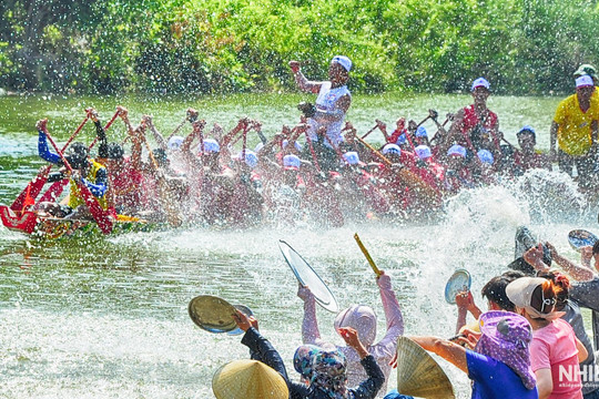 Lễ hội đua thuyền trên sông Kiến Giang - Quảng Bình thu hút hàng vạn khách du lịch