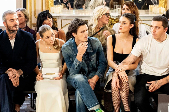 Gia đình David Beckham gây chú ý ở Paris Fashion Week