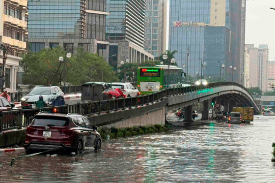 Hà Nội: Mưa lớn gây ngập úng nhiều tuyến đường, giao thông ùn tắc cục bộ 