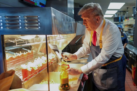 Ông Trump đi làm ở McDonald's