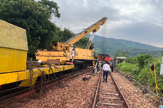 Đường sắt qua đèo Hải Vân hoạt động trở lại sau sự cố trật bánh tàu hàng