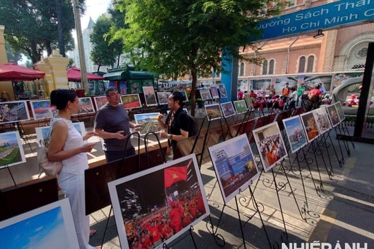 Triển lãm ảnh “Thành phố Hồ Chí Minh - 50 năm tự hào bản anh hùng ca”