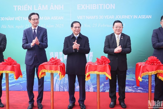 Khai mạc Triển lãm ảnh "Hành trình 30 năm Việt Nam tham gia ASEAN"