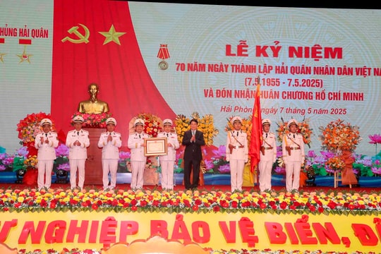 Hải quân Nhân dân Việt Nam vinh dự đón nhận Huân chương Hồ Chí Minh