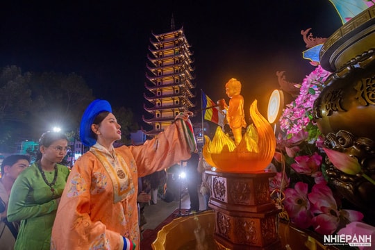 Rực rỡ mùa Vesak 2025 – Ánh sáng từ bi lan tỏa giữa lòng Sài Gòn