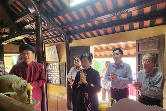 Hội Nghệ sĩ Nhiếp ảnh Việt Nam tổ chức lễ dâng hương, dâng hoa tại Nhà thờ cụ Đặng Huy Trứ