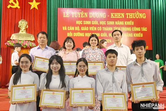 Quảng Bình: Huyện Lệ Thủy tuyên dương học sinh giỏi, học sinh năng khiếu năm học 2024 - 2025

