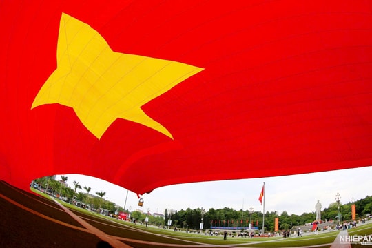 Nghệ An tổ chức Lễ chào cờ và bay Đại kỳ Tổ quốc Kỷ niệm 135 năm Ngày sinh Chủ tịch Hồ Chí Minh 
