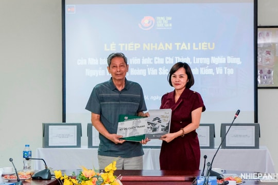 Trung tâm Lưu trữ quốc gia III tiếp nhận các bức ảnh lịch sử