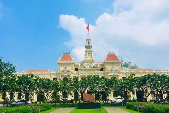 Người dân TP.HCM làm hồ sơ trực tuyến trên Cổng dịch vụ công quốc gia
