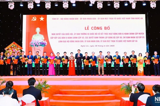 NGHỆ AN:
Công bố các quyết định, nghị quyết 
chính quyền 2 cấp
