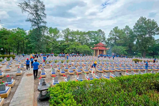 “Tri ân để tiếp bước” – CLB Tennis Báo chí Nghệ An tưởng niệm Anh hùng liệt sĩ tại Nghĩa trang Trường Sơn